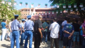 3 شبان يمزقون أجسادهم ويهددون بالانتحار احتجاجا على تعطيل مشاريع لونساج