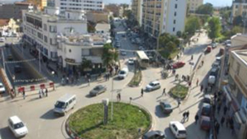 رب عائلة يهدد بحرق نفسه بالبنزين ورمي نفسه من مبنى “المونديال” بتيزي وزو