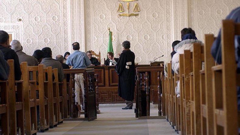 مسؤولون وضباط مزيّفون للاحتيال على المغفّلين