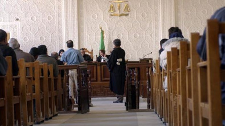 تأجيل قضايا جنح وجنايات بسبب مُناوشات بين محامين ورجال شرطة