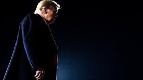 دونالد ترامب يبحث عن “فتوى” لإصدار عفو رئاسي عن نفسه