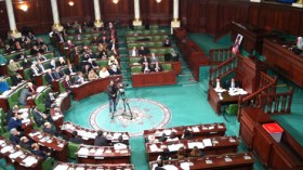 دستور تونس يلزم الجيش والشرطة بـ”الحياد التام”