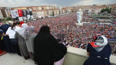 Erdogan réunit ses partisans après une nuit d'affrontements à Istanbul