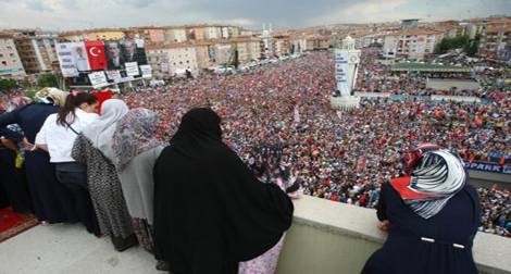 Erdogan réunit ses partisans après une nuit d'affrontements à Istanbul