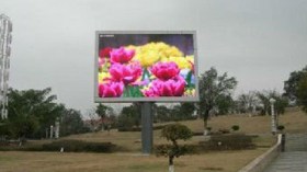 والي العاصمة يوقف بث أكبر تلفاز عملاق في الشارع