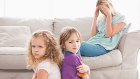 أطفال يتنكرون لأمهاتهم بسبب العمل