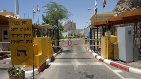 الاحتلال الإسرائيلي يغلق معبر طابا مع مصر