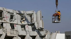 انتشال ناجيين وعدد القتلى قد يتخطى المائة