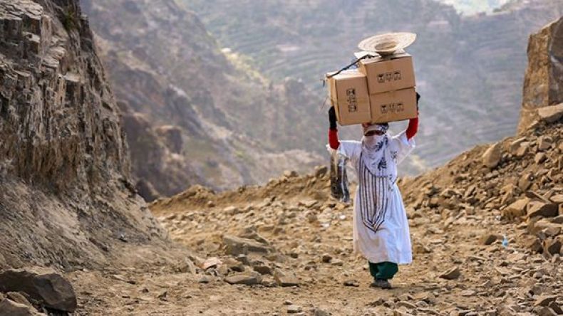 التحالف العربي يلقي مساعدات على منطقة تعز المحاصرة