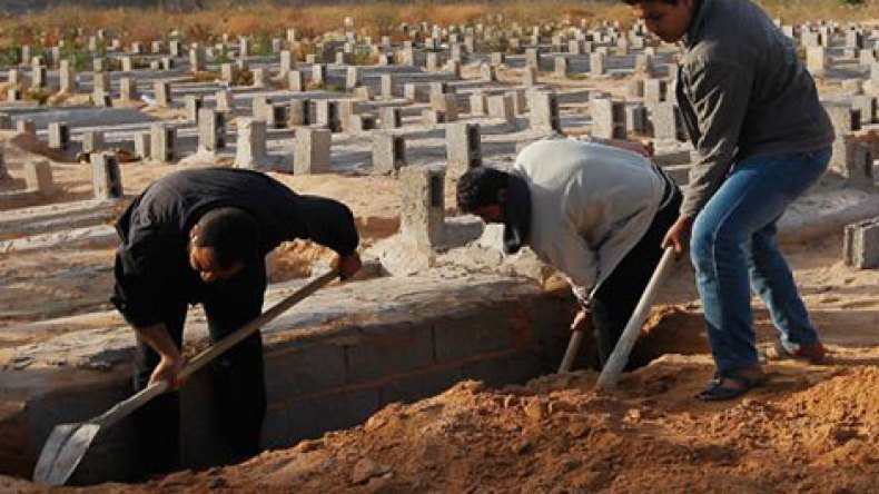 الشروق ترصد معانات “حفار القبور” في فصل الشتاء