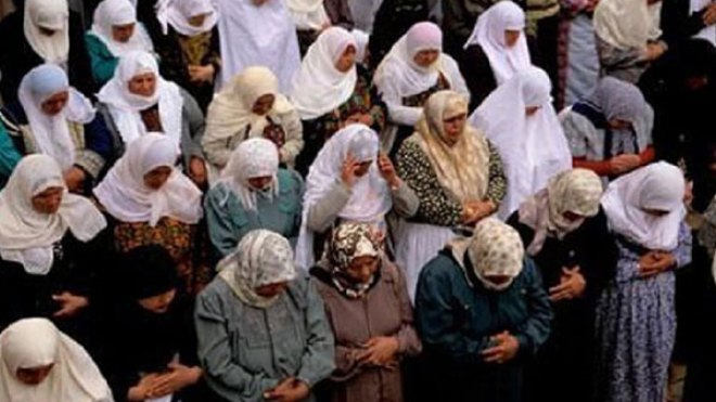 “تراويح” النساء.. حضر كل شيء وغابت الصلاة!