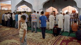 إمام يكرر الآية 10 مرات وآخر تسرق عمامته