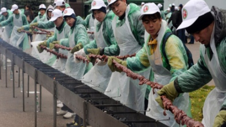 مدينة قازان الروسية تقدم أطول سيخ لشواء اللحم الحلال في العالم