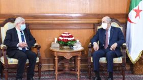 Laraba présente un exposé sur les propositions de la révision constitutionnelle au président Tebboune
