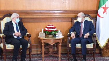 Laraba présente un exposé sur les propositions de la révision constitutionnelle au président Tebboune