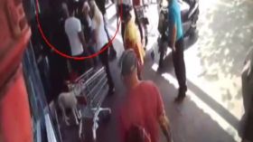 فيديو يظهر شرطيين إسرائيليين يضربان عربياً في تل أبيب