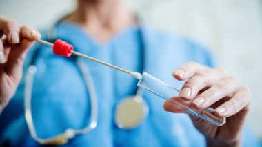 Covid-19: les labos privés désormais autorisés à effectuer les tests PCR