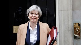 تيريزا ماي تعتزم إثارة “قضايا صعبة” مع السعودية