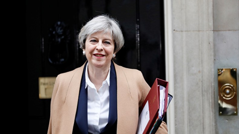 تيريزا ماي تعتزم إثارة “قضايا صعبة” مع السعودية