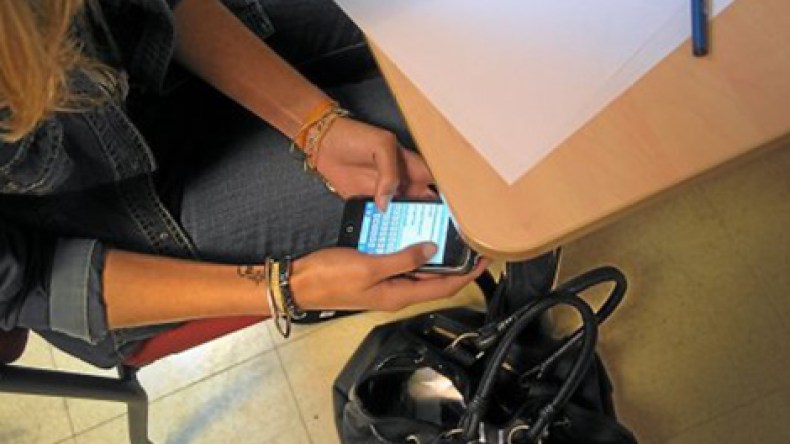 نظارة بتقنية “البلوتوث” و”كيتمان” في شكل دبّوس خمار للغش في البكالوريا