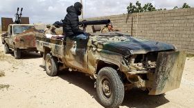 تبادل كثيف لإطلاق النار بين جماعتين مسلحتين في طرابلس