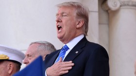 حركات طريفة لترامب أثناء عزف النشيد الأمريكي