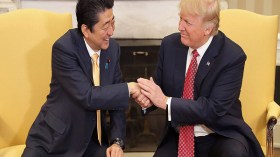 موقفان غريبان لترامب أثناء اجتماعه برئيس الوزراء الياباني
