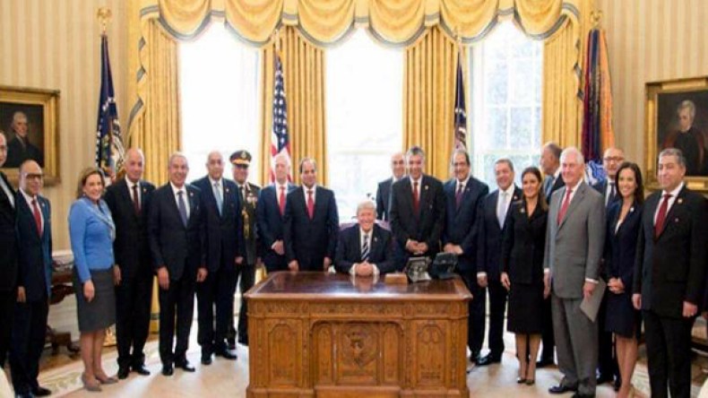 ترامب ينشر صورة غريبة مع السيسي