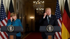 ترامب يرفض مصافحة ميركل