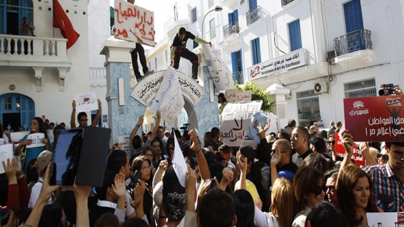 الصحافيون التونسيون ينددون بالتهديدات والتجاوزات الأمنية