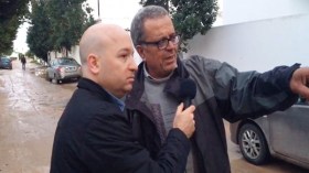 ماذا يفعل مراسل قناة إسرائيلية أمام بيت المهندس التونسي محمد الزواري؟