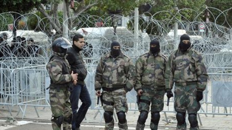الجيش التونسي يحرس قبر بلعيد بعد تهديد السلفيين بنبشه