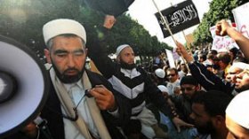 خيم‭ ‬للمعتصمين‭ ‬أمام‭ ‬المجلس‭ ‬التأسيسي‭ ‬والسلفيون‭ ‬يدعون‭ ‬للتظاهر‭ ‬