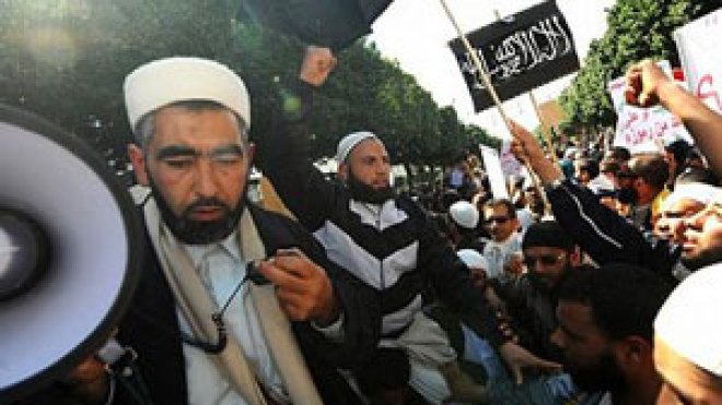 خيم‭ ‬للمعتصمين‭ ‬أمام‭ ‬المجلس‭ ‬التأسيسي‭ ‬والسلفيون‭ ‬يدعون‭ ‬للتظاهر‭ ‬