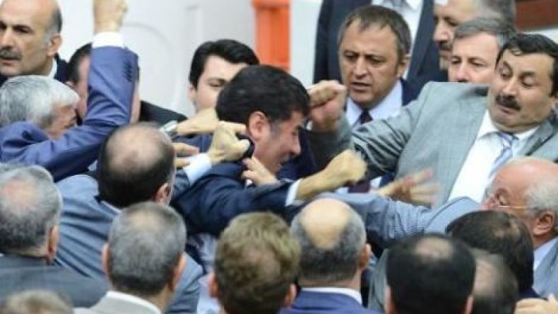 عراك بالأيدي في البرلمان التركي