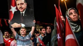 تركيا تمنح الشرطة صلاحيات أوسع وتغلق نحو ألف مدرسة