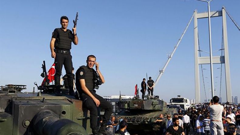 تركيا: السلطات تعزل 2745 قاضياً بعد محاولة الانقلاب