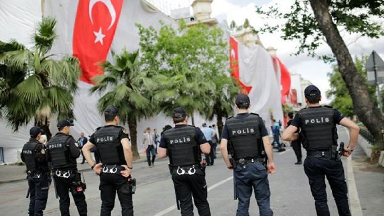 ثلاثة قتلى و30 جريحاً في اعتداء على مقر للشرطة التركية