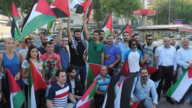 فنانون أتراك يتظاهرون للتنديد بالعدوان على غزة