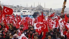 الشرطة التركية تعتقل رئيس نقابة للمحامين لدفاعه عن “العمال الكردستاني”