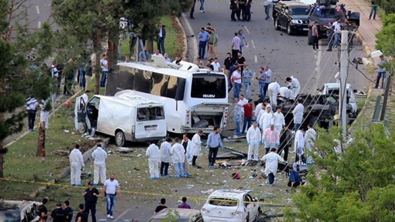 مقتل شرطي وإصابة سبعة في انفجار قنبلة جنوبي شرق تركيا