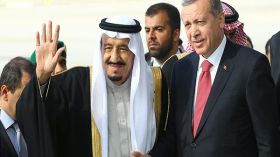 الغارديان: السعوديون والأتراك ينصرفون عن الغرب