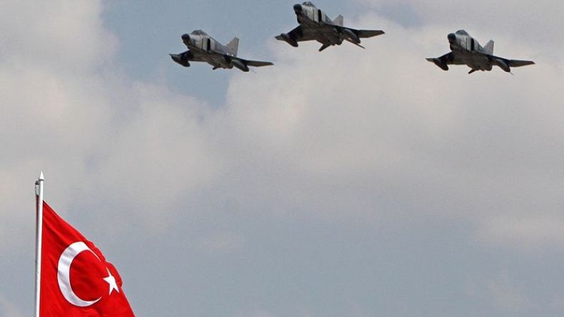 غارات تركية تقتل 11 مقاتلاً كردياً في جنوب شرق البلاد