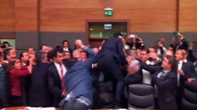 مشاجرة وعراك ولجنة تصوت لصالح رفع الحصانة عن نواب