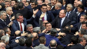 مشاجرة بين نواب في البرلمان التركي