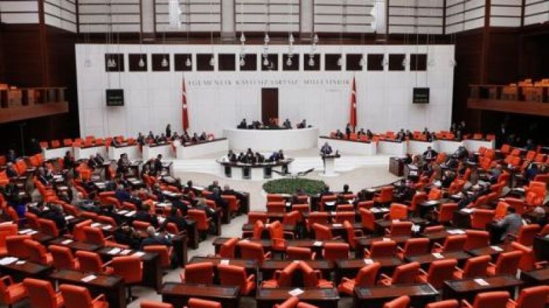 عراك في البرلمان التركي يسفر عن إصابة خمسة نواب