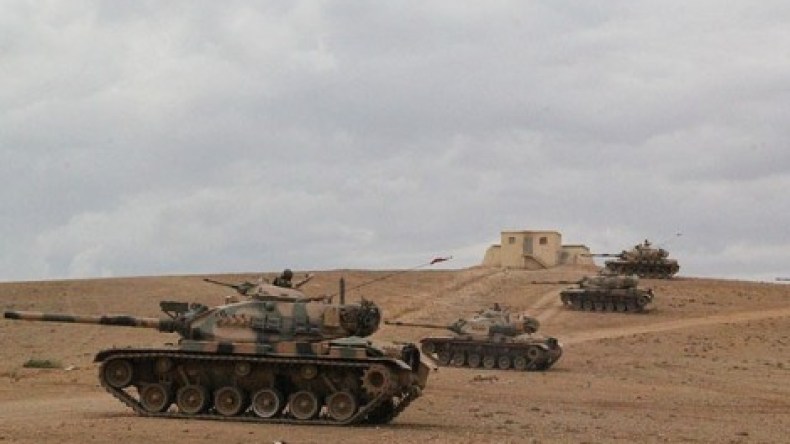 تركيا تحشد قواتها على حدودها مع سوريا