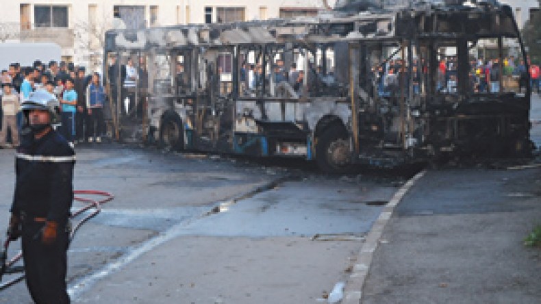 طوابير بالبريد والبنوك والخراب شاهد على الخسائر