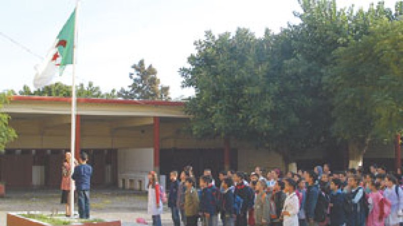 غرس‭ ‬الوطنية‭ ‬‬لا‭ ‬يكون‭ ‬بإجبار التلاميذ ‬على‭ ‬تحية‭ ‬العلم‭ ‬يوميا