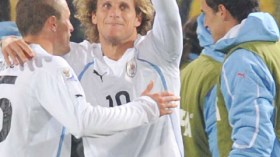 الأورغواي  تهزم  المكسيك  وترافقها  للدور  الثاني